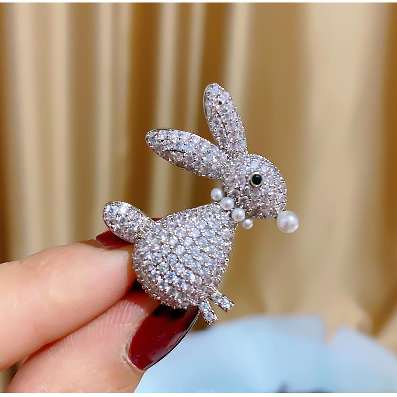 ブローチ レディース 韓国風 高級感 立体 うさぎ ジルコニア装飾 ゴールドカラー 電気メッキ加工 銅製 ..