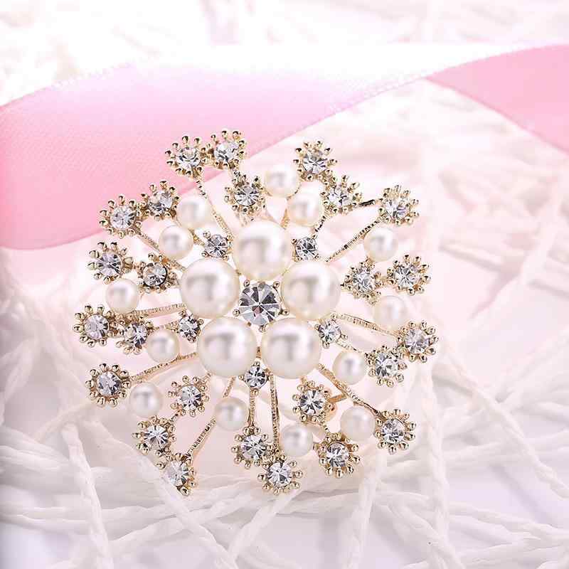 ブローチ レディース 韓国風 大ぶり 雪の結晶 花モチーフ 透かし彫りデザイン 上品 エレガント 合金製 ラインストーン パール装飾 スーツ ジャケット セーター コート用 ゴールド ホワイト