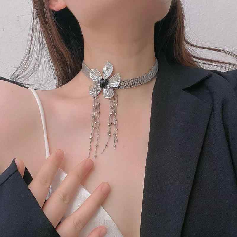 ・主要素材: 合金・加工方法: 電鍍・チェーンスタイル: 鎖骨チェーン・ペンダント素材: 合金・周囲長: 41cm〜50cm・カラー: 01、02・流行要素: 花・スタイル: 高級感・スタイル分類: ファッション通勤・カテゴリ: ネックレス・対象: 女性・流行要素分類: 植物花卉