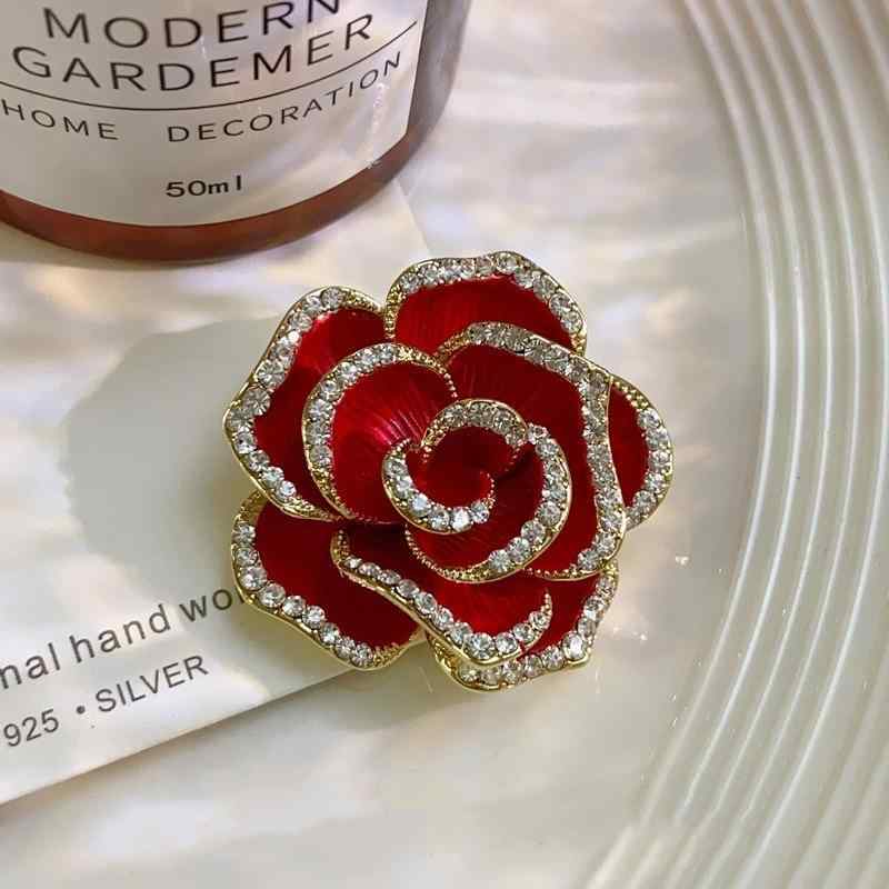 ブローチ コサージュ レディース フレンチレトロ クラシック 上品 エレガント レッド カメリア フラワーモチーフ 電気メッキ加工 メタル 合金 ピン 万能 コーデしやすい お正月 結婚式 パーティー 卒業式 入学式 贈り物 プレゼント
