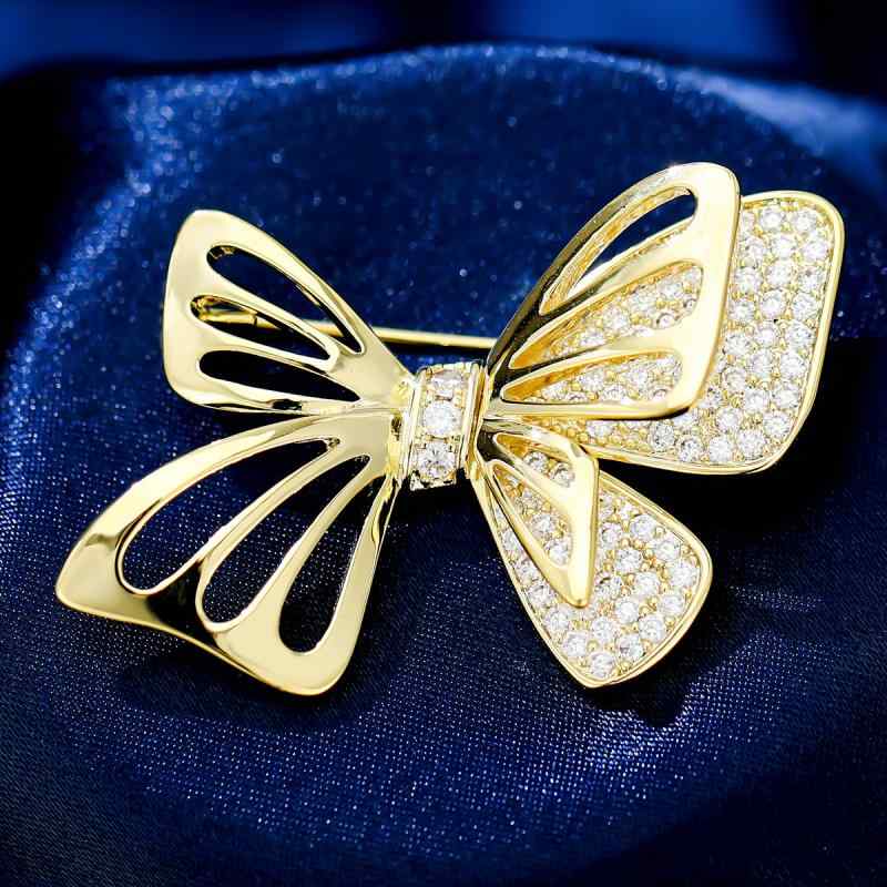 ブローチ レディース 韓国風 上品 エレガント かわいい 透かし彫り リボン ジルコニア スーツ フォーマル カジュアル 万能 着回し ピン..