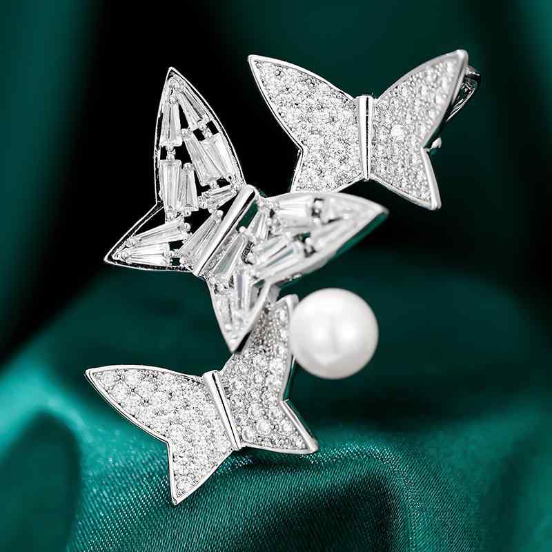 ブローチ レディース 韓国ファッション 上品 エレガント 高級感 ジルコニア装飾 3連 蝶々モチーフ 結婚式 パーティー フォーマル コサージュ スカーフ留め 卒業式 入学式 プレゼント ギフト