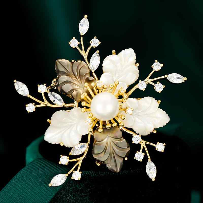 ブローチ レディース ジルコニア シェルモチーフ フラワー エレガント 上品 優雅 韓国風 コサージュ フォーマル 結婚式 パーティー 入学式 卒業式 発表会 チャイナドレス コート アクセサリー 胸飾り レディライク