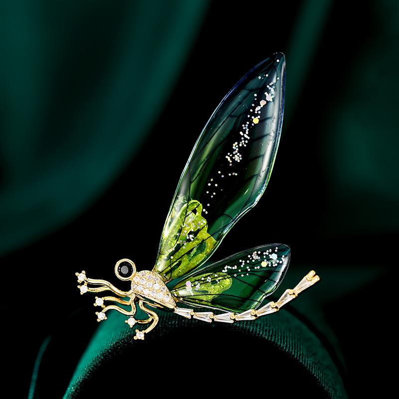 ブローチ レディース 高級感 豪華 おしゃれ ファッション ジルコニア トンボ 個性的 アクリル 透明な羽根 多機能 ストールピン 結婚式 パーティー 入学式 卒業式 フォーマル エレガント 華やか プレゼント