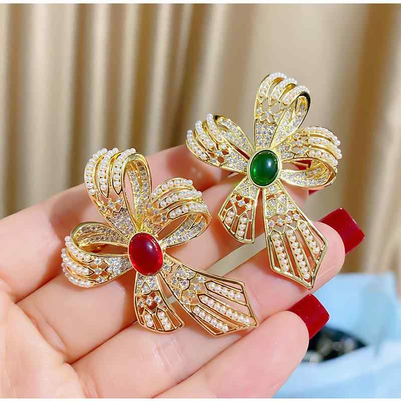 ブローチ 男女兼用 ユニセックス 韓国風 欧米風 レトロ エレガント リボン ジルコニア 銅合金 電気メッキ加工 ジャケット スーツ 襟元 結婚式 パーティー フォーマル 卒業式 入学式 通勤 プレゼント ギフト おしゃれ ファッション小物