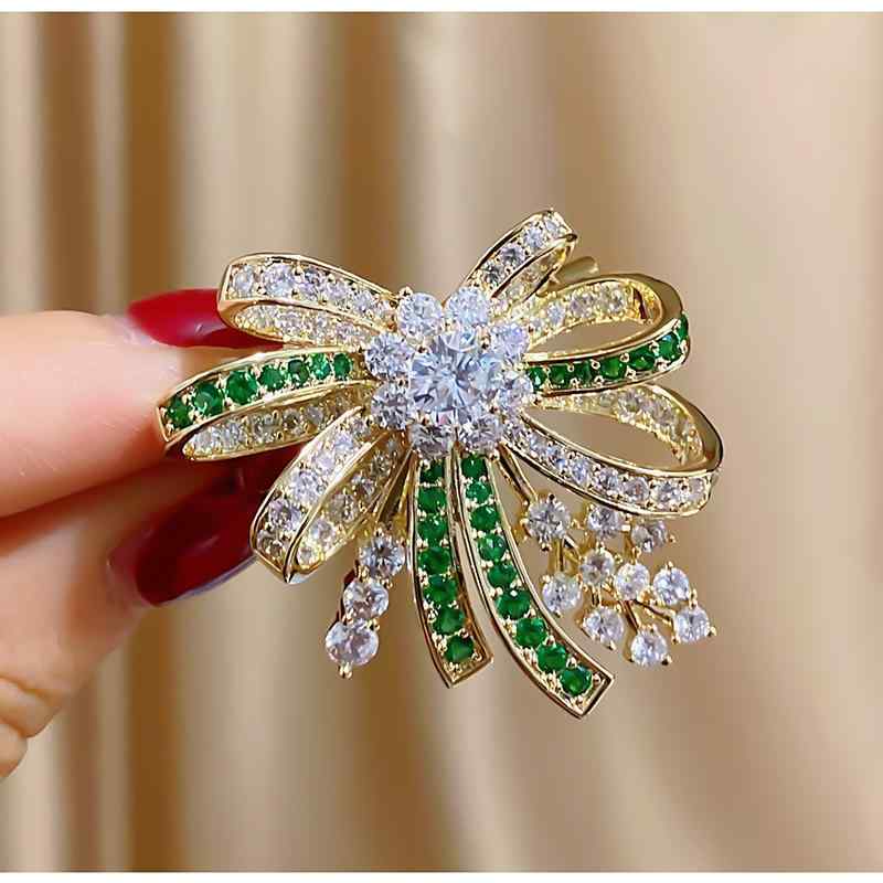 ブローチ 男女兼用 高級感 エレガントデザイン 豪華ジルコニア リボンモチーフ 輝くラインストーン おしゃれ 個性的 万能 結婚式 パーティー 卒業式 入学式 フォーマル カジュアル アクセント 贈り物