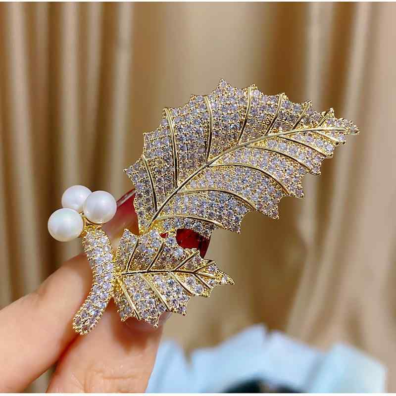 ブローチ レディース 韓国風 エレガント 上品 ジルコニア リーフモチーフ 銅製 電気メッキ加工 コート アウター スーツ 結婚式 パーティー 卒業式 入学式 プレゼント ギフト フォーマル カジュアル 多用途