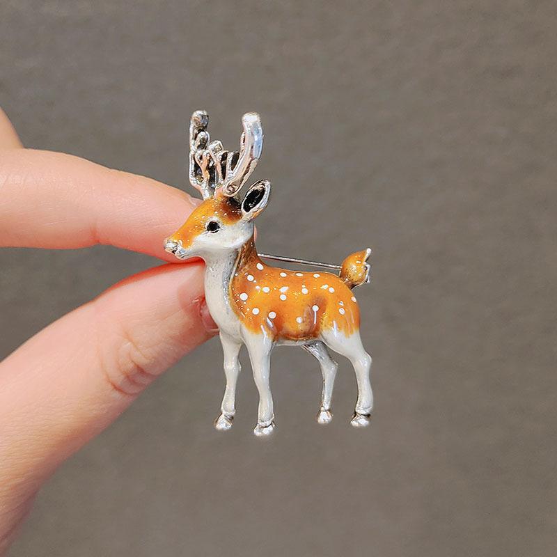 ブローチ レディース 女性用 クリスマス 鹿 シカ アニマル 欧米風 ファッション 森ガール エナメル加工 高級感 合金製 コート ジャケット ワンピース バッグ ストール マフラー アクセサリー 小物 雑貨 秋冬 レッド 赤 グレー 灰色 ブラウン 茶