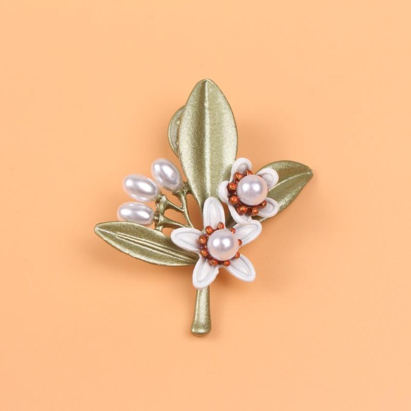 ブローチ レディース ビターオレンジフラワー 襟元 ラペルピン ジャケット スーツ フォーマル アクセサ..