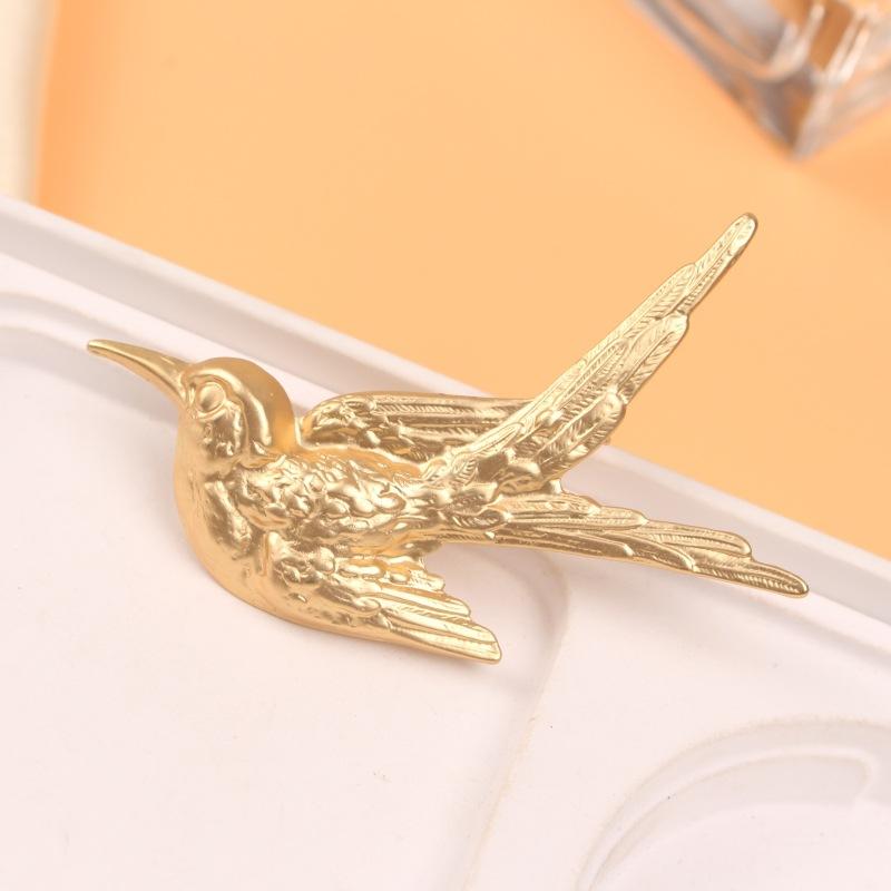 ブローチ レディース 合金製 電気メッキ加工 ゴールド ツバメ 鳥モチーフ デザイン性 個性的な フレンチスタイル レトロ ヴィンテージ 高級感 おしゃれ アクセサリー パーティー 結婚式 入学式 卒業式(x2)