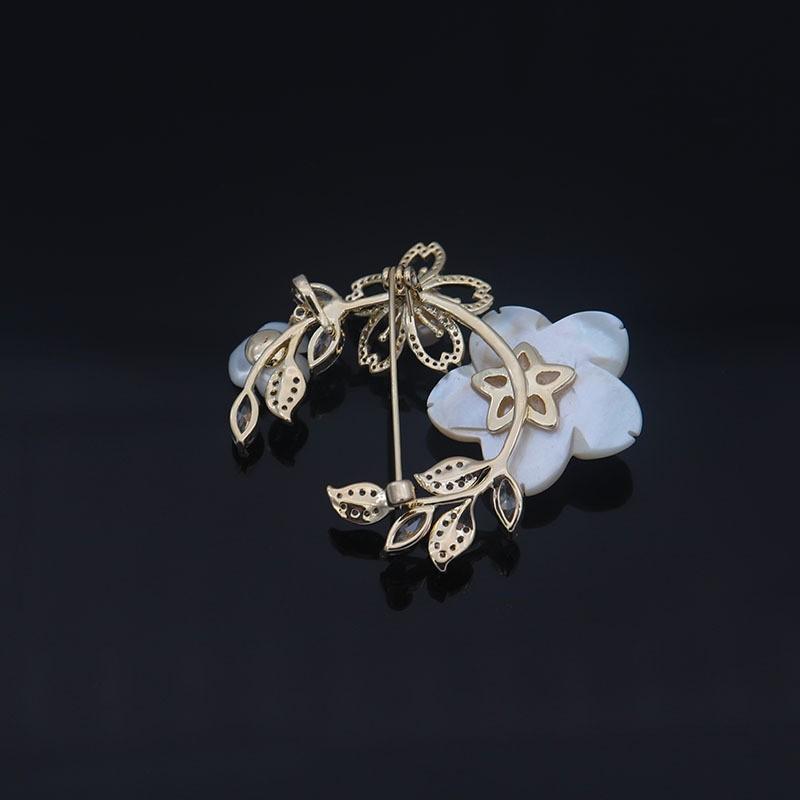 ブローチ レディース 上品 エレガント 桜 シェル フラワー ラインストーン 韓国風 ファッション 卒業式 入学式 コサージュ 襟元留め ストール留め 春夏 アクセント 合金製(x2)