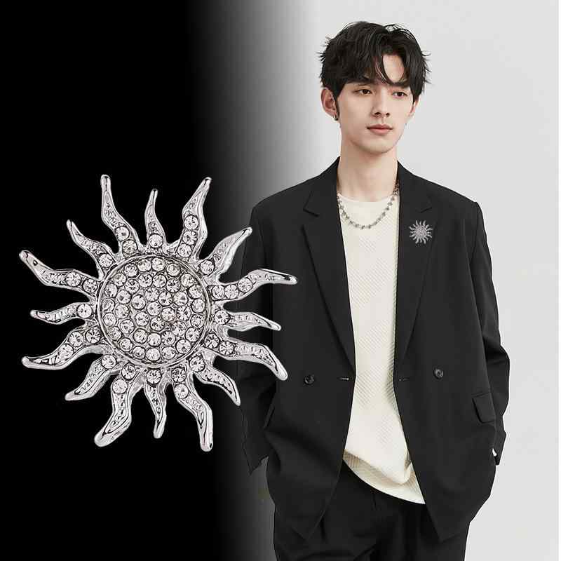 ブローチ メンズ レディース 韓国風 埋め込みジルコニア ひまわり 円形ギア シンプル おしゃれ スタイリッシュ 合金製 シルバーカラー スーツ ジャケット コート アウター 結婚式 パーティー フォーマル オフィス 通勤 入学式 卒業式 ピンバッジ コ(x2)