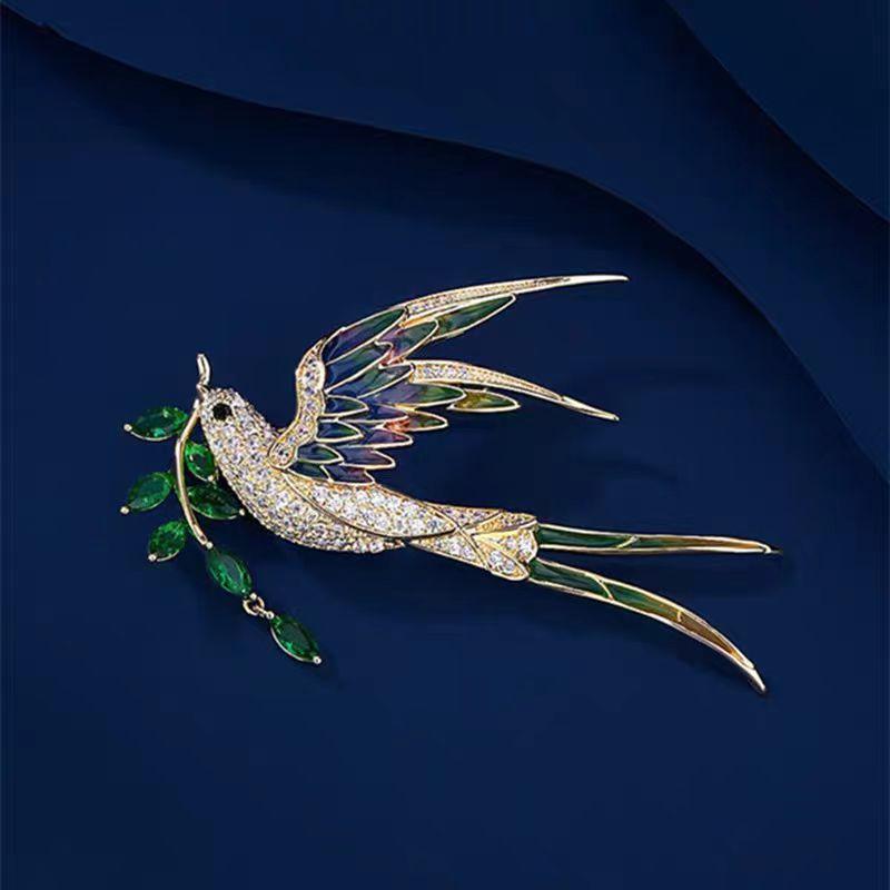 ブローチ レディース 銅製 マイクロセッティング ジルコニア 燕モチーフ 高級感 ライトラグジュアリー エレガント 上品 韓国風 デザイン性 ゴールドカラー 春夏 スーツ ジャケット コート 入学式 卒業式 結婚式 パーティー フォーマル 通勤