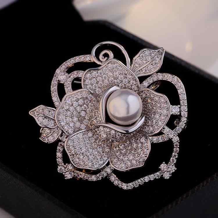 ブローチ レディース 秋冬 かわいい 花 クリスタル フェイクパール ジルコニア 銅製 韓国風 通勤 オフ..