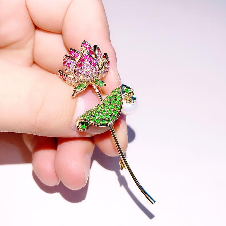 ブローチ レディース 蓮の花 パール エレガント 上品 銅製 金メッキ 韓国風 おしゃれ 多用途 万能 フォ..