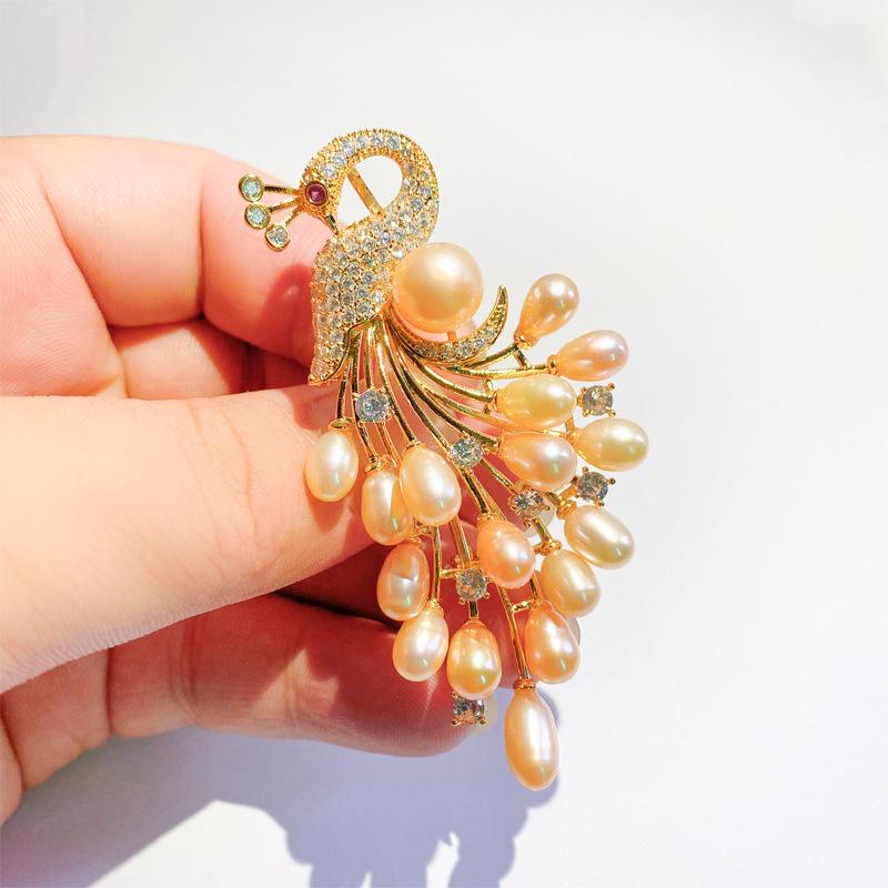 ブローチ レディース 韓国ファッション 孔雀 動物モチーフ 天然淡水パール ジルコニア エレガント おしゃれ 大人かわいい ゴールド 銅製 コート ジャケット スーツ フォーマル 結婚式 入学式 卒業式 パーティー アクセサリー