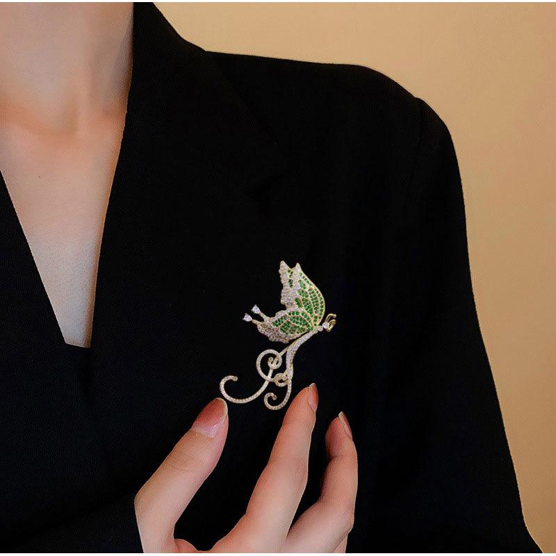 ブローチ 男女兼用 ジルコニア 蝶 タッセル 上品 エレガント おしゃれ ライトラグジュアリー風 ファッ..