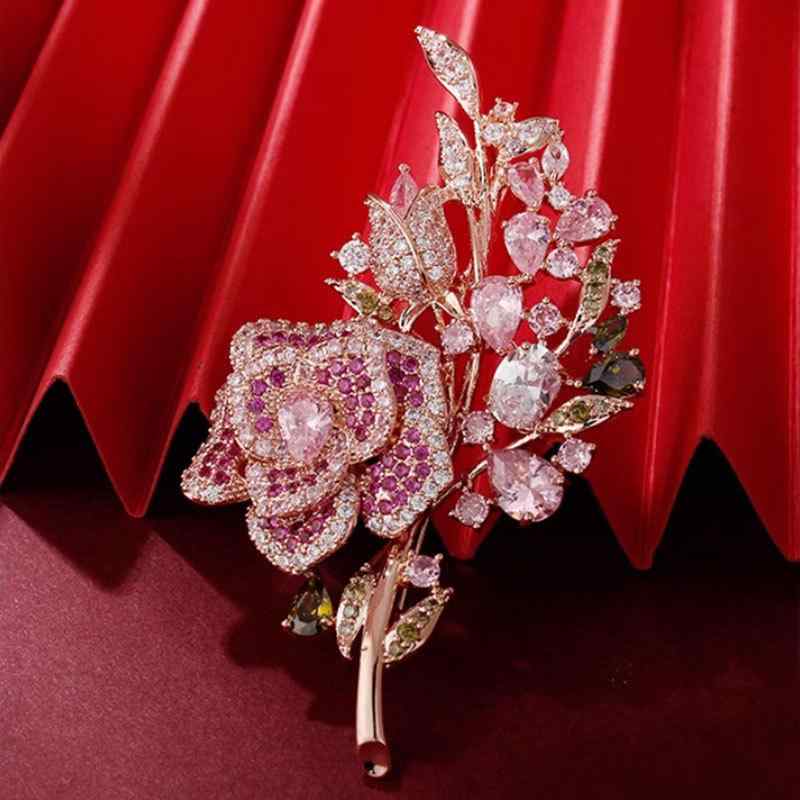 ブローチ レディース 女性用 韓国風 ファッション ローズ バラ 花 モチーフ ジルコニア ピンク 銅製 高級感 エレガント きれいめ スーツ ジャケット シャツ 襟元 結婚式 卒業式 入学式 パーティー フォーマル 飾り 贈り物 プレゼント