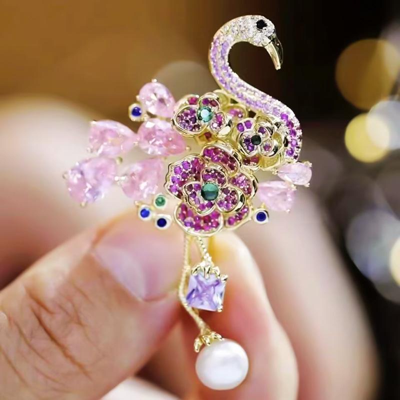 ブローチ レディース 高級感 輝く ジルコニア 淡水パール 鶴モチーフ 上品 エレガント オリジナルデザイン 華やか コート 卒業式 入学式 スーツ フォーマル カジュアルアクセサリー