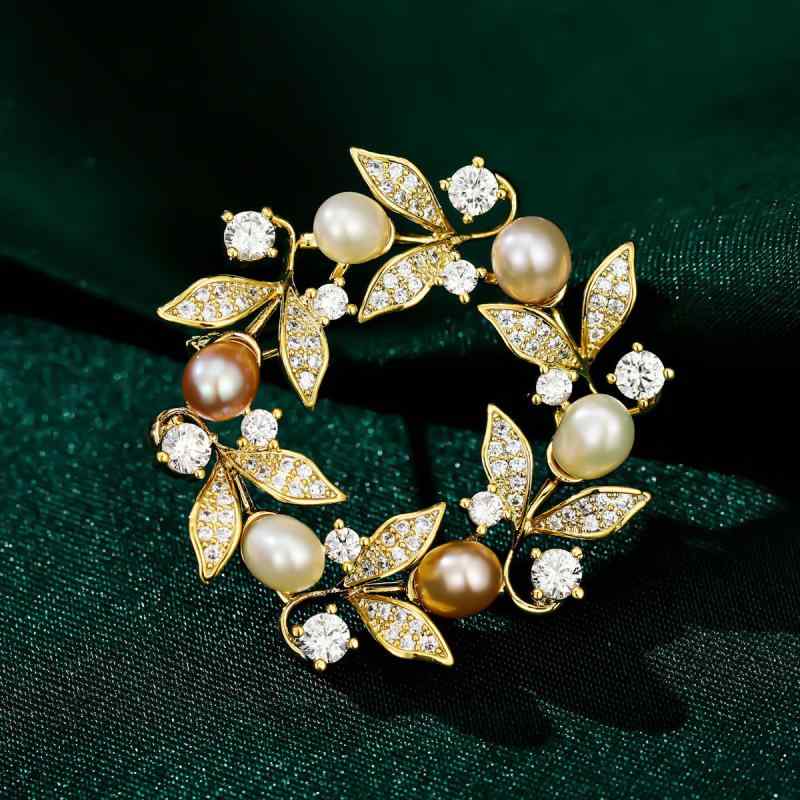 ブローチ レディース 淡水パール オリーブの枝 花冠 コサージュ ピンブローチ 秋冬新作 コート スーツ ジャケット ドレス フォーマル セレモニー 結婚式 卒業式 入学式 発表会 パーティー かわいい 高級感 銅製 アクセサリー
