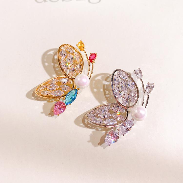 ブローチ レディース 韓国風 高級感 銅製 金メッキ 人工宝石 エレガント 立体 蝶 バタフライ シンプル 万能 フォーマル 結婚式 入学式 卒業式 パーティー お呼ばれ ドレスアップ スーツ ジャケット コート カーディガン アクセサリー コサージュ
