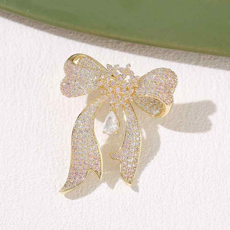 ブローチ レディース 煌めく リボン ジルコニア マイクロセッティング 上品 エレガント 軽やかな高級感 銅製 ゴールド 韓国ファッション フォーマル カジュアル パーティー 結婚式 入学式 卒業式 普段使い