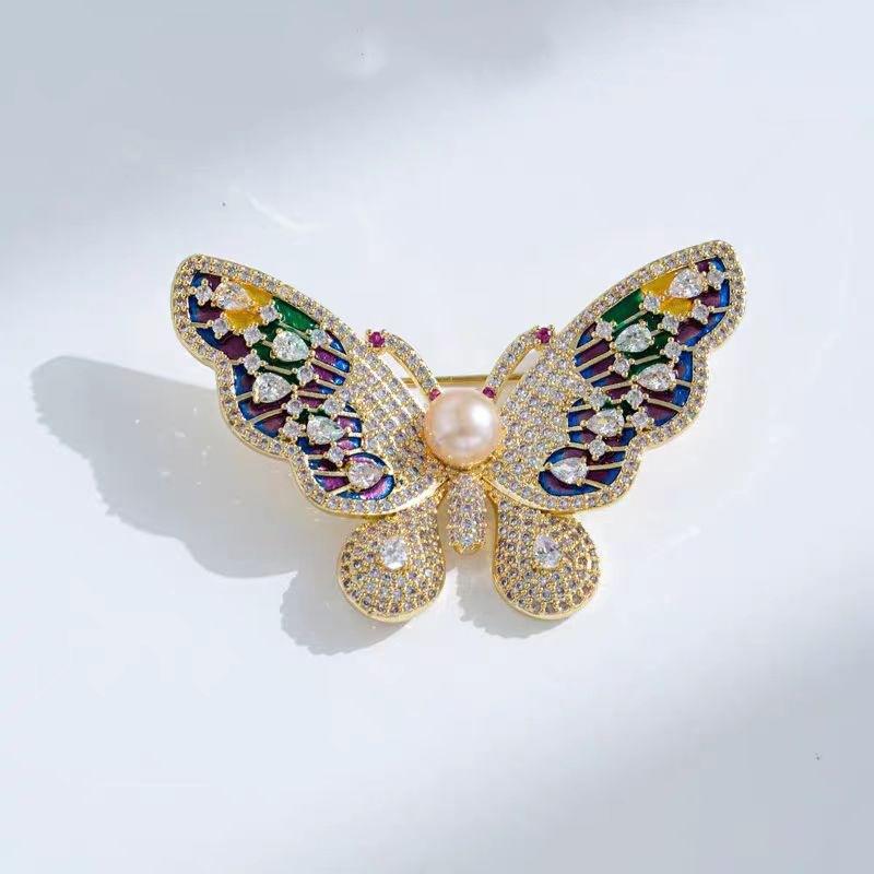 ブローチ レディース 淡水パール エナメル 蝶 高級感 上品 エレガント おしゃれ 秋冬 ファッション 通勤 フォーマル 結婚式 入学式 卒業式 ママコーデ コート ジャケット アクセサリー