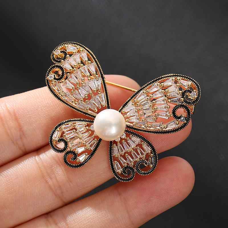 ブローチ レディース 淡水パール バタフライ 蝶々 煌めくジルコニア ストーン 透かし彫り 韓国風 エレガント 上品な 真鍮製 ゴールドカラー 結婚式 パーティー 入学式 卒業式 フォーマル カジュアル コサージュ 華やか アクセサリー