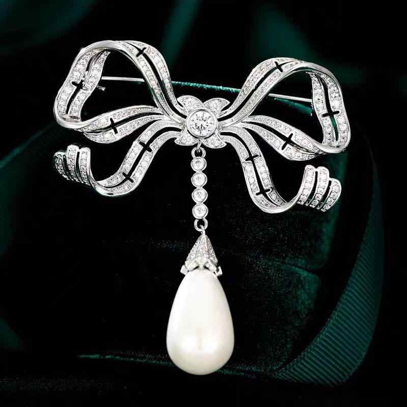 ブローチ レディース 精巧仕上げ マイクロセッティング ジルコニア リボン 蝶々結び 高級感 淡水パール..