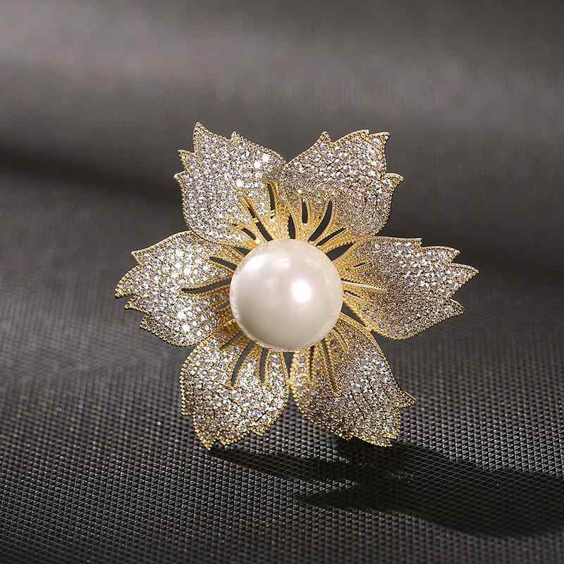 ブローチ レディース 秋冬 六弁花 パール パール 銅製 ゴールドカラー 全面ジルコニア CZジルコニア 韓..