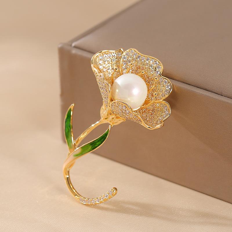 ブローチ レディース マイクロセッティング ジルコニア フラワー パール 上品 エレガント ゴールドカラー 韓国風 高級感 華やか スーツ コート フォーマル 結婚式 入学式 卒業式 パーティー コサージュ ギフト