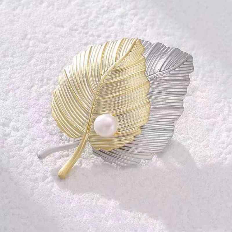 ブローチ レディース バイカラー リーフ 高級感 エレガント 淡水パール 銅製 電気メッキ加工 スーツ コート 通勤スタイル オフィス カジュアル 入学式 卒業式 母の日 プレゼント