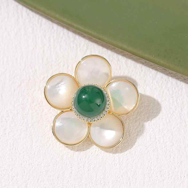 ブローチ レディース デザイナー風 シェル 五弁花 緑玉 象嵌 銅製 韓国風 ファッション コート ジャケット アウター アクセサリー ゴールド 通勤 オフィス カジュアル フォーマル パーティー 入学式 卒業式 結婚式