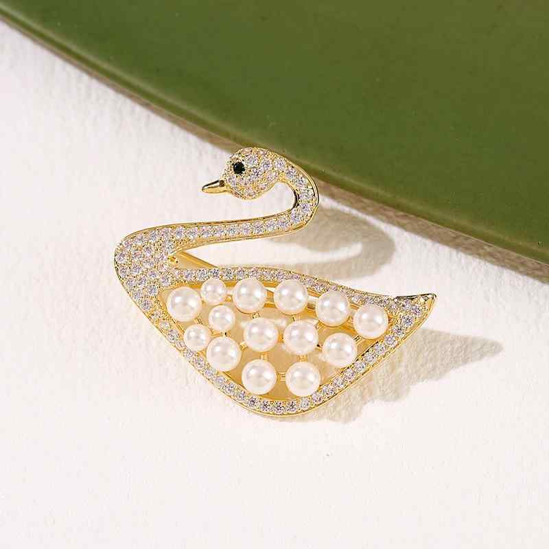 ブローチ レディース 銅製 マイクロセッティング ジルコニア パール 白鳥モチーフ 精緻な 上品な 多機能 韓国風 ファッション コーディネート自在 通勤 オフィス フォーマル 結婚式 入学式 卒業式 コート スーツ ジャケット