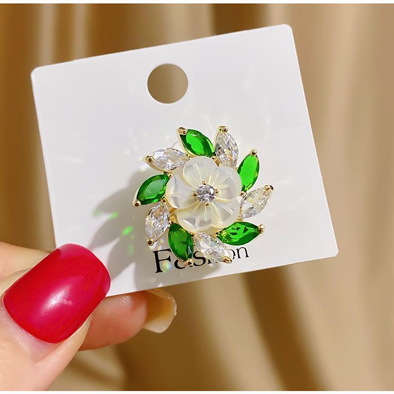 ブローチ 男女兼用 天然シェル ジルコニア 銅製 花 カメリア フラワーモチーフ 上品 エレガント おしゃ..