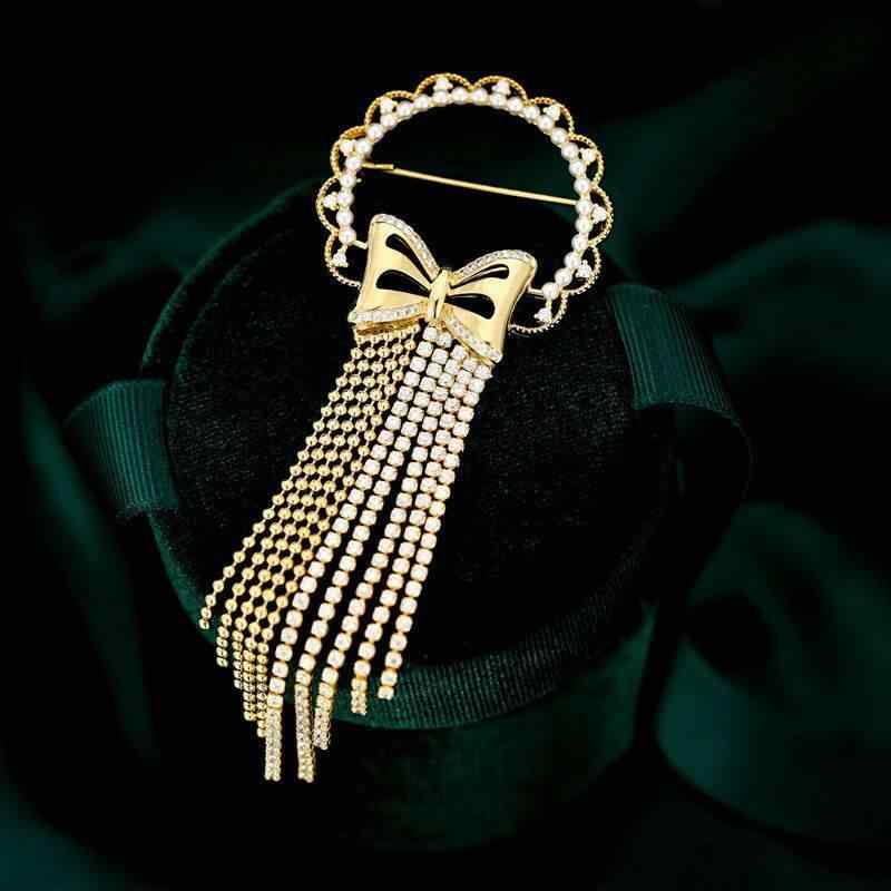 ブローチ レディース 上品な フリンジ リボン 高級感 おしゃれ エレガント スーツ コート ジルコニア ..