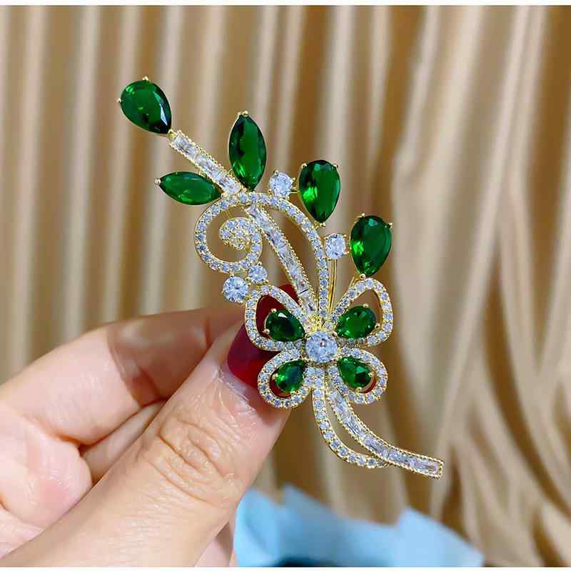 ブローチ レディース 韓国風 花 ジルコニア 高級感 エレガント スーツ チャイナドレス フォーマル 結婚式 入学式 卒業式 パーティ コサージュ セレモニー アクセサリー ジュエリー おしゃれ