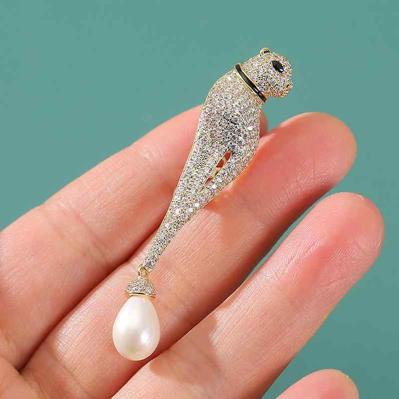 ブローチ レディース 微細象嵌 ジルコニア 高級感 ヒョウモチーフ マザーオブパール パール おしゃれ ..