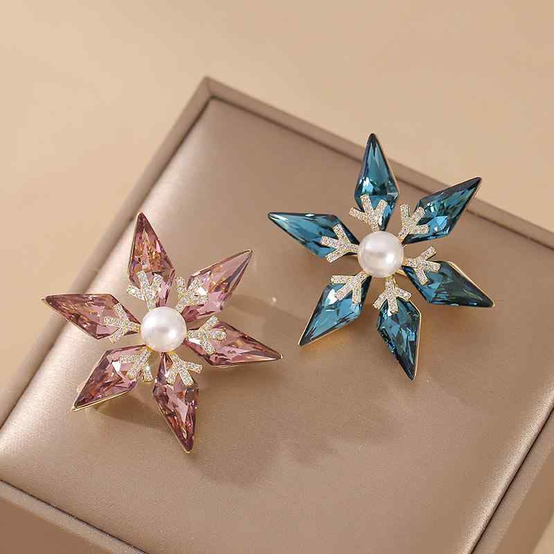 ブローチ レディース 精巧デザイン クリスタル 雪の結晶 淡水パール 韓国風 上品 エレガント 銅製 スー..