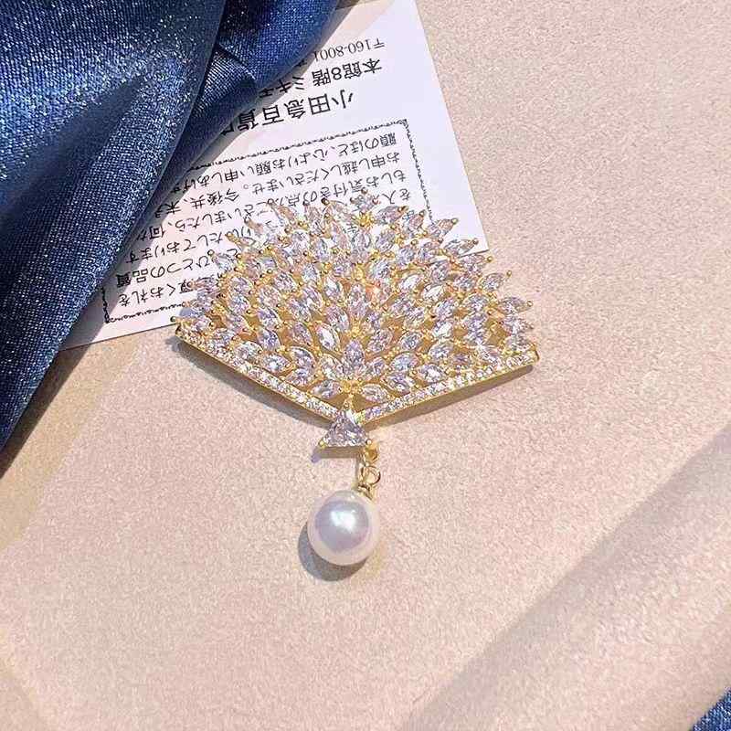 楽天セキュアデポブローチ レディース 精巧なマイクロセッティング ジルコニア 扇子モチーフ 天然淡水パール 上品 豪華 エレガント 華やか カーディガン ジャケット コート ワンピース ファッション小物 銅製 ゴールド アクセサリー