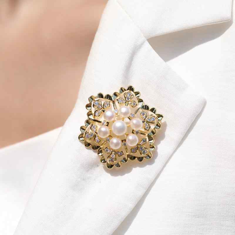 ブローチ レディース 天然淡水パール 多連パール ゴールド フラワーモチーフ 欧米風 エレガント おしゃれ 上品 結婚式 入学式 卒業式 フォーマル お呼ばれ パーティー セレモニー スーツ コート ジャケット アクセサリー プレゼント