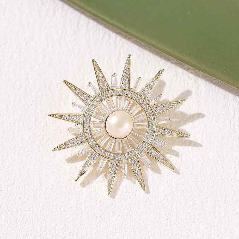 ブローチ レディース 精巧なマイクロパヴェ ジルコニア ひまわり 淡水パール ゴールド 韓国風 ファッション エレガント 上品 コート スーツ ジャケット オフィス 入学式 卒業式 結婚式 パーティー フォーマル セレモニー