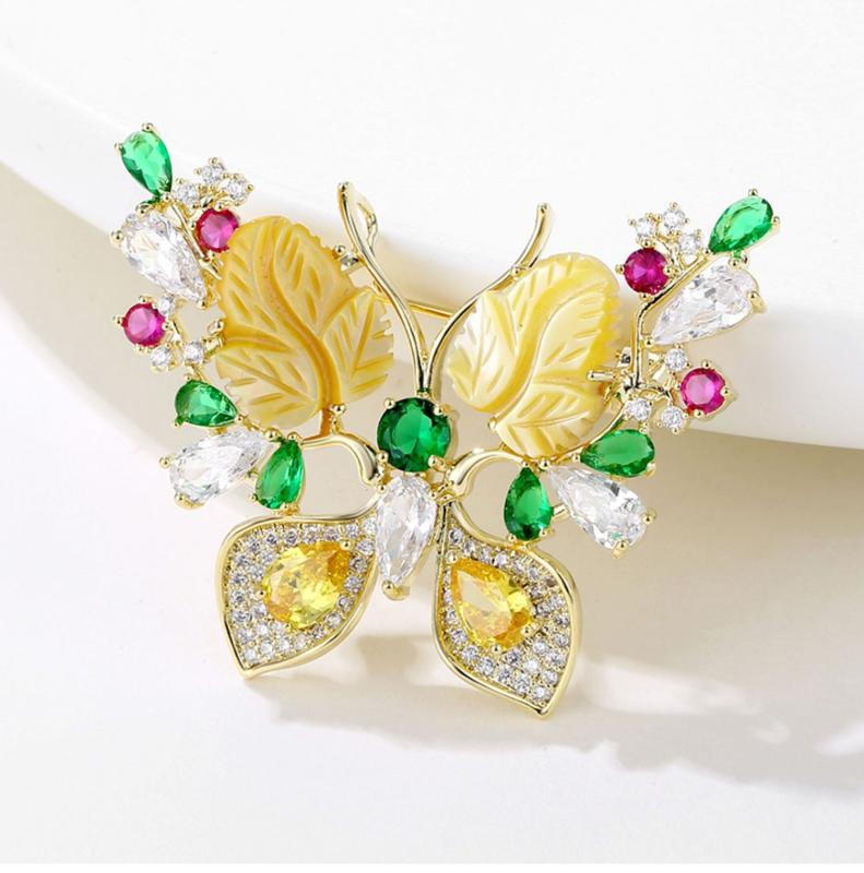 ブローチ レディース 銅製 天然貝殻 カラフル 蝶 ジルコニア 高級感 韓国風 エレガント 豪華 上品 コート ジャケット 襟元 フォーマル カジュアル 結婚式 入学式 卒業式