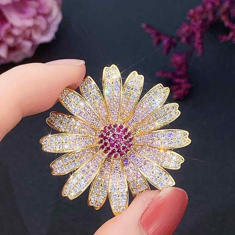 ・素材: 銅・スタイル: 韓国風・対象: 女性・モチーフ: デイジー・装飾素材: 金メッキ人工宝石/半貴石・カラー展開: イエロー、ピンク・流行要素: 花柄・機能: 多機能・種類: ブローチ