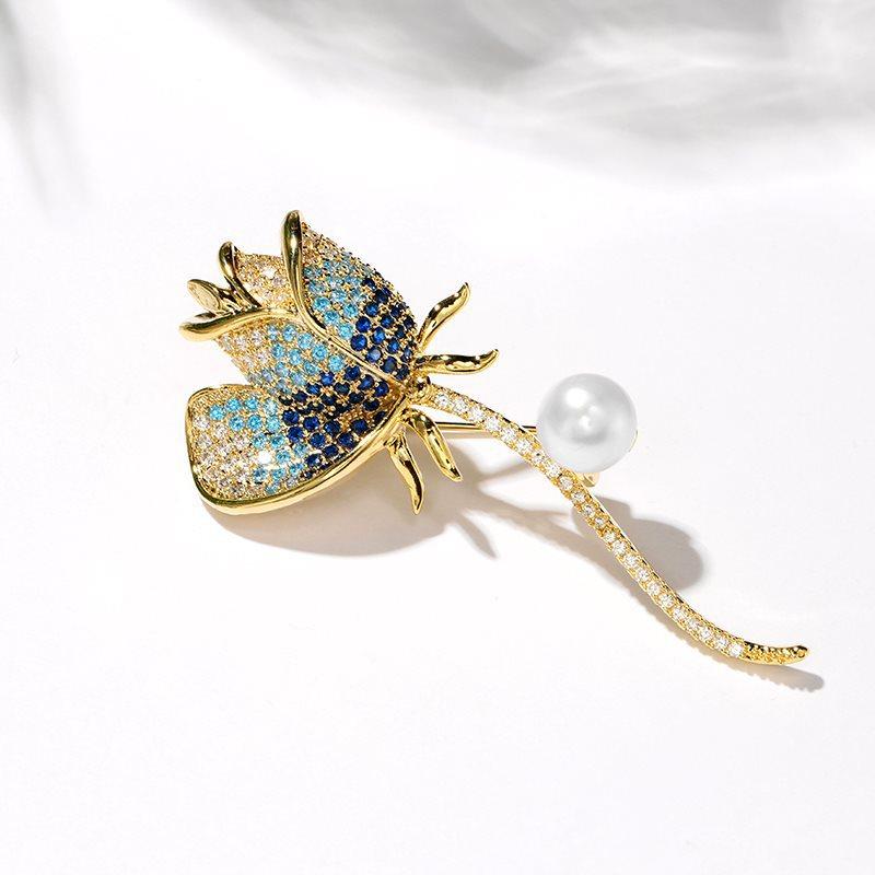 ブローチ レディース 青色 ローズモチーフ 淡水パール 上品 豪華 韓国ファッション おしゃれ 結婚式 入学式 卒業式 フォーマル カジュアル対応 アウター ジャケット コート カーディガン コサージュ ピン 飾り 大人可愛い エレガントな銅製ゴールドメ