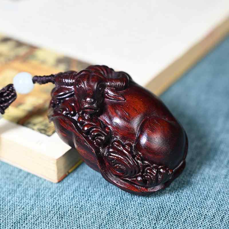 キーホルダー 紫檀材 木製 蓮の葉牛モチーフ 個性的な手作り工芸品 カーチャーム バッグチャーム コレクションアイテム プレゼント ギフト 贈り物 上質