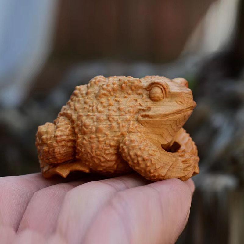 置物 金運アップ 開運 風水 縁起物 柘植 木彫り 無垢材 天然木 銅銭 金蟾 三本足の蛙 カエル ヒキガエル 車内装飾 卓上 デスク オフィス 玄関 インテリア 飾り