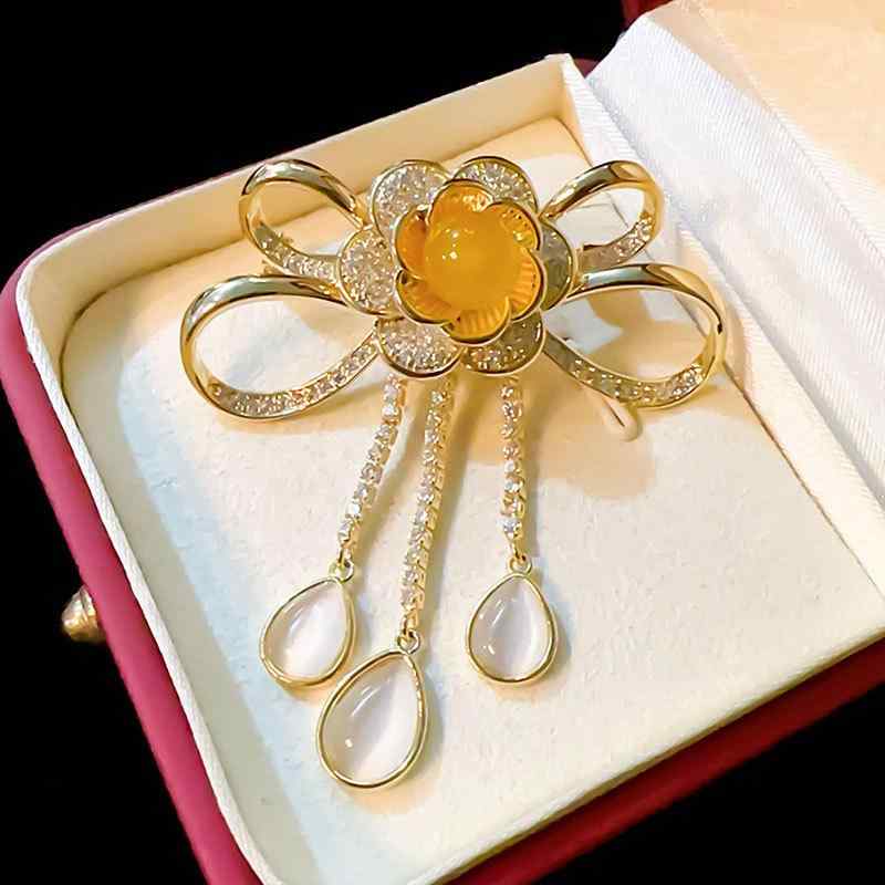 ブローチ レディース 蝶結び タッセル ジルコニア装飾 エレガント 上品 銅製 コサージュ 多機能 ピン ストール留め マフラー留め フォーマル 結婚式 卒業式 入学式 発表会 贈り物