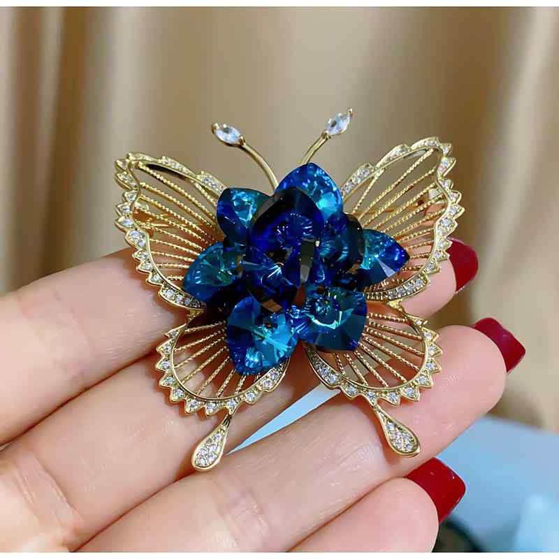 ブローチ メンズ レディース はだけ防止 胸元カバー 多機能 透かし彫り 蝶々 オーストリアンクリスタル..