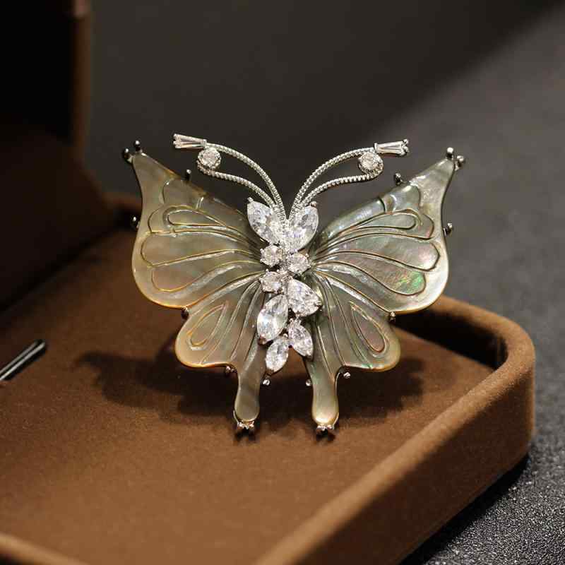 ブローチ レディース 天然貝殻 彫刻 蝶々 羽 ジルコニア マイクロパヴェ 軽やか 高級感 上品 エレガン..
